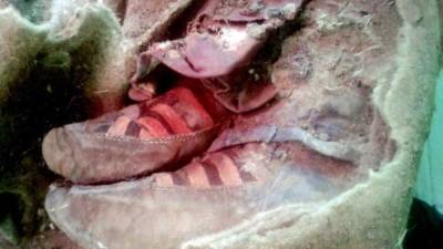 El calzado con el que fue encontrada la momia.