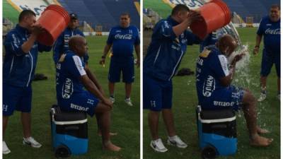 Hernán Medford se contangia con el #IceBucketChallenge.