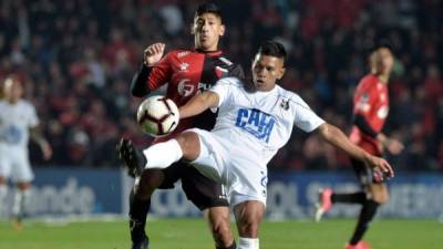 El hondureño Bryan Moya del Zulia es marcado por el argentino Franco Zuculini del Colón en el partido de la Copa Sudamericana. Foto EFE