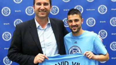 El 'Guaje' posa junto a Ferrán Soriano, director ejecutivo del Manchester City.