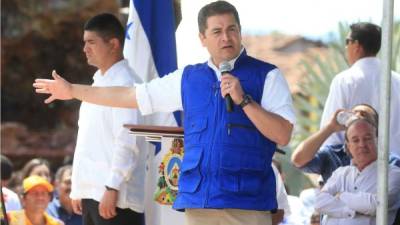 El presidente Juan Orlando Hernández durante la inauguración hoy del Palacio Municipal en Villa de San Antonio, Comayagua.