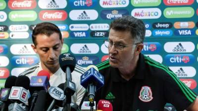Juan Carlos Osorio y el jugador Andrés Guardado, durante la rueda de prensa de la selección de México en el estadio de Brondby. Foto EFE