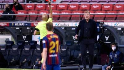 Ronald Koeman cuando era expulsado en el partido ante Granada. Foto Getty Images/AFP