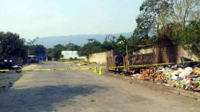 El equipo de Medicina Forense del Ministerio Público trabaja en el levantamiento del cadáver para identificar a la víctima.