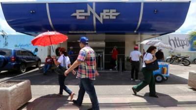 Fachada de la oficina de atención al cliente de la Empresa Nacional de Energía Eléctrica (Enee).