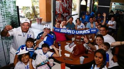 Los aficionados sampedranos llegaron desde temprano a buscar un buen puesto para ver el partido de Honduras contra Francia.