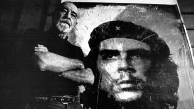 ACOMPAÑA CRÓNICA: CHE GUEVARA - HAB301. LA HABANA (CUBA) 05/10/2017.- Foto de archivo del año 2000 que muestra al fotógrafo cubano Alberto Díaz 'Korda' posando en La Habana (Cuba). Korda es autor de la mítica foto del Che Guevara, una de las imágenes más reconocibles del mundo, con infinitas interpretaciones dentro de la cultura pop y originales vendidos por miles de dólares. Estricto como era, quizá a Ernesto 'Che' Guevara no le habría gustado que su fotografía, tomada en un acto solemne, se haya convertido en una de las imágenes más reconocibles del mundo, con infinitas interpretaciones dentro de la cultura pop y originales vendidos por miles de dólares. Ni siquiera la cruda visión del cubano-argentino sin vida, vejado y mostrado como un trofeo tras su caída en Bolivia, ha podido ganar en difusión y carga emotiva al poderoso primer plano con la boina militar de la estrella y mirada perdida, titulada 'Guerrillero Heroico' por su autor, el fotógrafo cubano Korda. EFE/Tomás Barceló/MEJOR CALIDAD DISPONIBLE