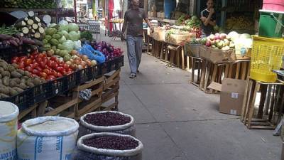 Los vendedores de granos básicos se han quejado que los proveedores han incrementado el precio de los frijoles.