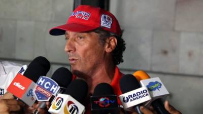 El entrenador Pedro Troglio atendió a los medios a su arribo al aeropuerto Toncontín de Tegucigalpa.