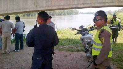 La Policía Nacional y cuerpos de rescate buscan los cadáveres en los bajos del puente La Democracia.