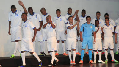 Los seleccionados posaron con la nueva camiseta de la Bicolor.