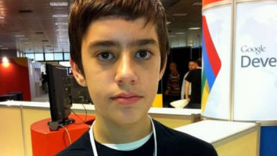 Google ficha Nikos Adam de 12 años.