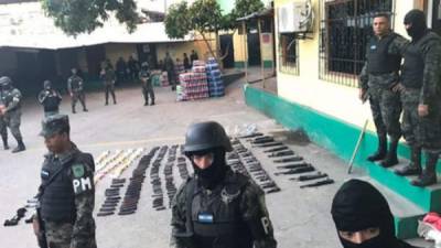 Las autoridades decomisaron 54 armas cortas, cuatro granadas y munición en las celdas que ocupaban los reos trasladados a El Pozo, en Ilama.