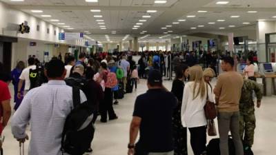 Los turistas y viajeros estadounidenses enfrentan largas filas y caos en los aeropuertos de EEUU tras el cierre parcial de la Administración que persiste por la insistencia del presidente Donald Trump en que el Congreso apruebe una millonaria financiación para el muro en la frontera con México.