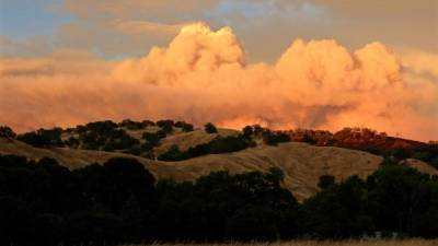 Vista del atardecer sobre las nubes de humo en el incendio del condado de Mendocino, en Lakeport, California (EEUU) EFE/Archivo