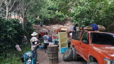 Pobladores afectados por el deslizamiento de tierra en El Rosario, Comayagua.