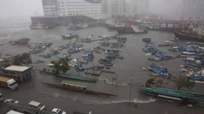 El supertifón Mangkhut sembró el caos este domingo en Hong Kong donde hizo temblar literalmente los rascacielos y causó graves inundaciones, tras haber golpeado el norte de Filipinas causando al menos 59 muertos.