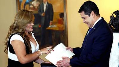 El presidente de Honduras, Juan Orlando Hernández, entregó a la embajadora de Ecuador en Honduras, Carmen Irina Cabezas Rodríguez, las Cartas Credenciales.