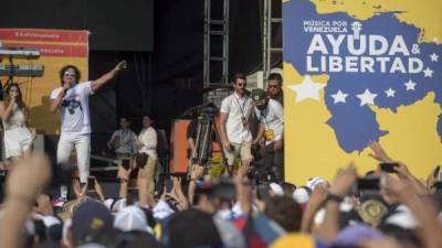 El cantante colombiano Carlos Vives durante su presentación en el concierto de ayuda por Venezuela.