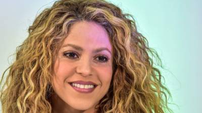 Colombian singer Shakira, gestures during a press conference pryor to her performance at the inauguration of the 2018 Central American and Caribbean Games (CAC) in Barranquilla, Colombia, on July 19, 2018. / AFP PHOTO / LUIS ACOSTA