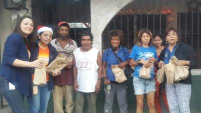 Un grupo de voluntarios de la Loto entrega desayunos a niños y jóvenes que viven en las calles.