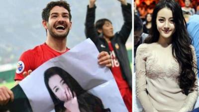 El delantero brasileño Alexandre Pato celebró la victoria de su equipo, el Tianjin Quanjian, en la Liga de Campeones asiática enseñando un poster de Dilraba Dilmurat, de la que había dicho que era 'la más bella' actriz china.