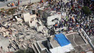 Vista aérea muestra a cientos de personas, entre afectados y rescatistas, durante labores de rescate en medio de edificios colapsados en Ciudad de México.