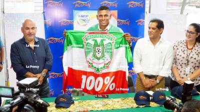 Carlo Costly en su presentación como nuevo jugador del Marathón. Foto Amilcar Izaguirre