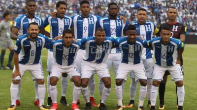 A fan cheers on the Honduras team prior to the World Cup 2018 qualifying football match against Australia in Sydney on November 15, 2017. / AFP PHOTO / Saeed KHAN / -- IMAGE RESTRICTED TO EDITORIAL USE - STRICTLY NO COMMERCIAL USE --