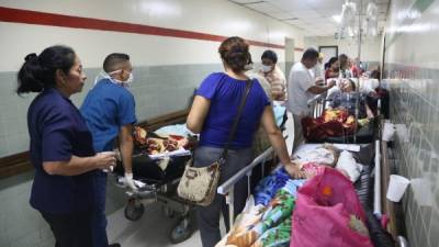 Los pasillos y salas del Hospital Mario Rivas de San Pedro Sula permanecían abarrotados antes de que ingresara el covid-19 a Honduras (fotos).