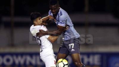 El panameño Brunet Hay Pino, del Platense, disputa el balón con Rudy Clavel del Alianza. Foto Delmer Martínez