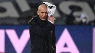 Zinedine Zidane se seca con una toalla durante el partido contra el Betis. Foto AFP