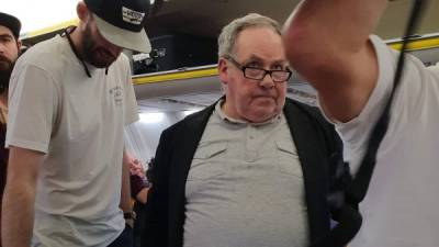 Tras las críticas por no expulsar al pasajero racista, Ryanair informó que dio aviso a la policía./Twitter.