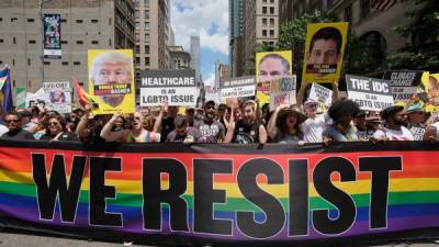Grupo de personas se manifiestan contra el presidente Trump en la Gay Pride celebrada en la ciudad de Nueva York.