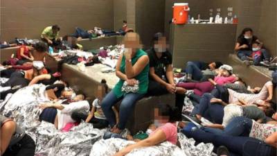El Gobierno de Donald Trump enfrenta un nuevo escándalo por sus duras políticas migratorias luego de que un grupo de congresistas hispanos denunciara las condiciones 'inhumanas' en las que se encuentran detenidos cientos de inmigrantes centroamericanos en el sur de Texas.