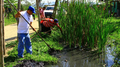 Cuadrillas municipales y pobladores trabajaron en conjunto en la limpieza del crique de aguas negras de la zona.