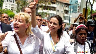 Machado llegó con miles de manifestantes a la Asamblea Nacional, donde minutos más tarde fueron desalojados por la Guardia Nacional Bolivariana con bombas lacrimógenas.