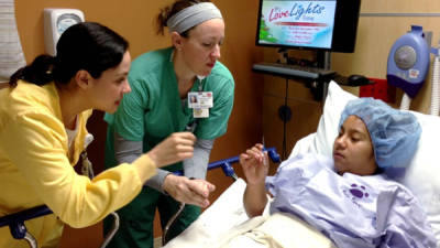 La familia Shoemaker de Tucson, Arizona hospedaron a Silvia y la acompañaron en el hospital.