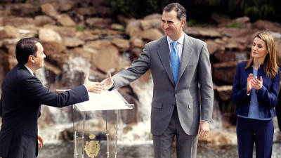 Los Príncipes de Asturias, Felipe y Letizia, saludan al alcalde de Santa Cruz de Tenerife, José Manuel Bermúdez (i), tras inaugurar hoy el Palmentum, jardín botánico que atesora la mayor colección de palmeras de Europa. Foto EFE.