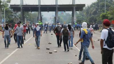 Los estudiantes se tomaron el peaje en San Pedro Sula por más de tres horas. Fotos: Wendell Escoto y Jorge Monzón.