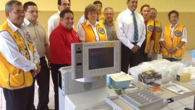 El presidente de Funvidas, Xavier Sierra, entrega un emulsificador Phaco al Hospital de Ojos Fraternidad por medio del Club de Leones. Fotos: Cristina Santos.