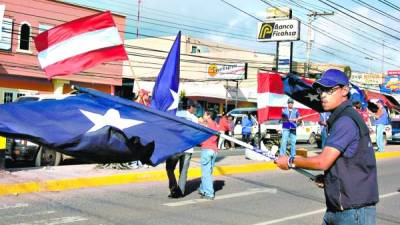 es ambiente elecciones4. Ambiente en calle antes de las elecciones generales, banderas del partido liberal y nacional, Tegucigalpa 19 Noviembre 2005