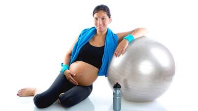 El ejercicio durante el embarazo ayuda a aliviar las molestias de espalda.