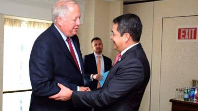 El presidente de Honduras, Juan Orlando Hernández, saluda al subsecretario de Estado de EUA para Asuntos Políticos, Thomas Shannon.