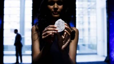 Una empleada de la firma Sotherby's sostiene el diamante Lesedi La Rona, en la sede de Sotheby's en Nueva York, Estados Unidos, hoy, 4 de mayo de 2016.