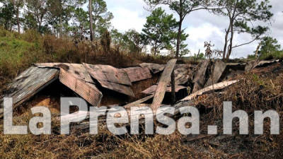 Las autoridades inspeccionaron este lunes la propiedad donde supuestamente operaba un narcolaboratorio.