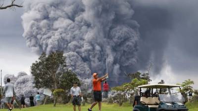 El volcán Kilauea registró este jueves una poderosa explosión que arrojó ceniza a más de 9.100 metros de altura y obligó a las autoridades estadounidenses a emitir una alerta roja para evacuar a miles de personas.