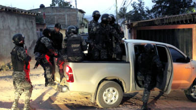 Durante el enfrentamiento entre los agentes Cobras y preventivos contra la banda 'los Espinoza', falleció uno de los uniformados este martes en San Luis, Comayagua.