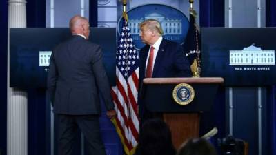 Trump fue interrumpido durante su conferencia de prensa diaria por agentes del Servicio Secreto que lo escoltaron hasta un lugar seguro en la Casa Blanca./AFP.