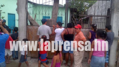 Curiosos se acercaron a la vivienda para conocer lo ocurrido la tarde de este viernes en la colonia Asentamientos Humanos de San Pedro Sula.